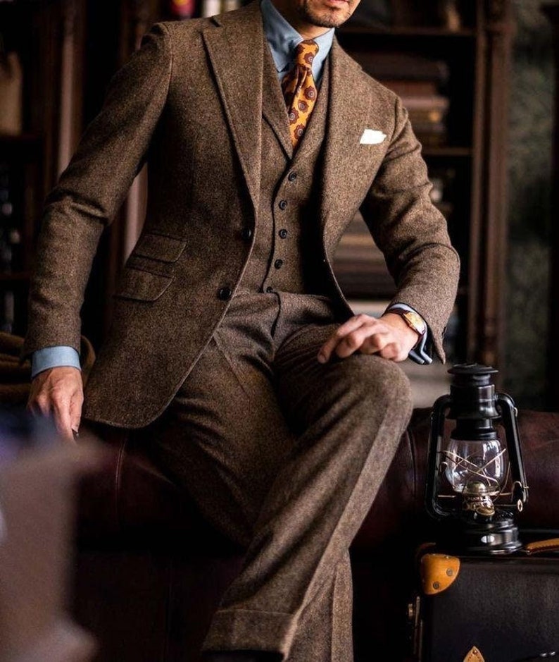 Classic Elegance: Men's Brown Wool 1920s Inspired 3-Piece Suit Timeless Gentleman's Tweed Ensemble for the Modern Man. image 1