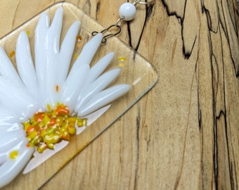 Fused Glass Daisy Suncatcher - Fused Glass Flower Hanger - White Daisy Suncatcher - Custom Gemstone Hook - Tridacna Shell