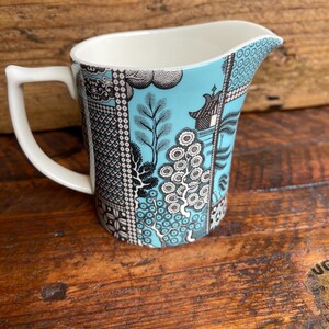 Spode-kan met patchwork wilgenhout.