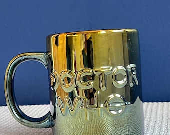 Taza holográfica metálica de Doctor Who. Diseño iridiscente.