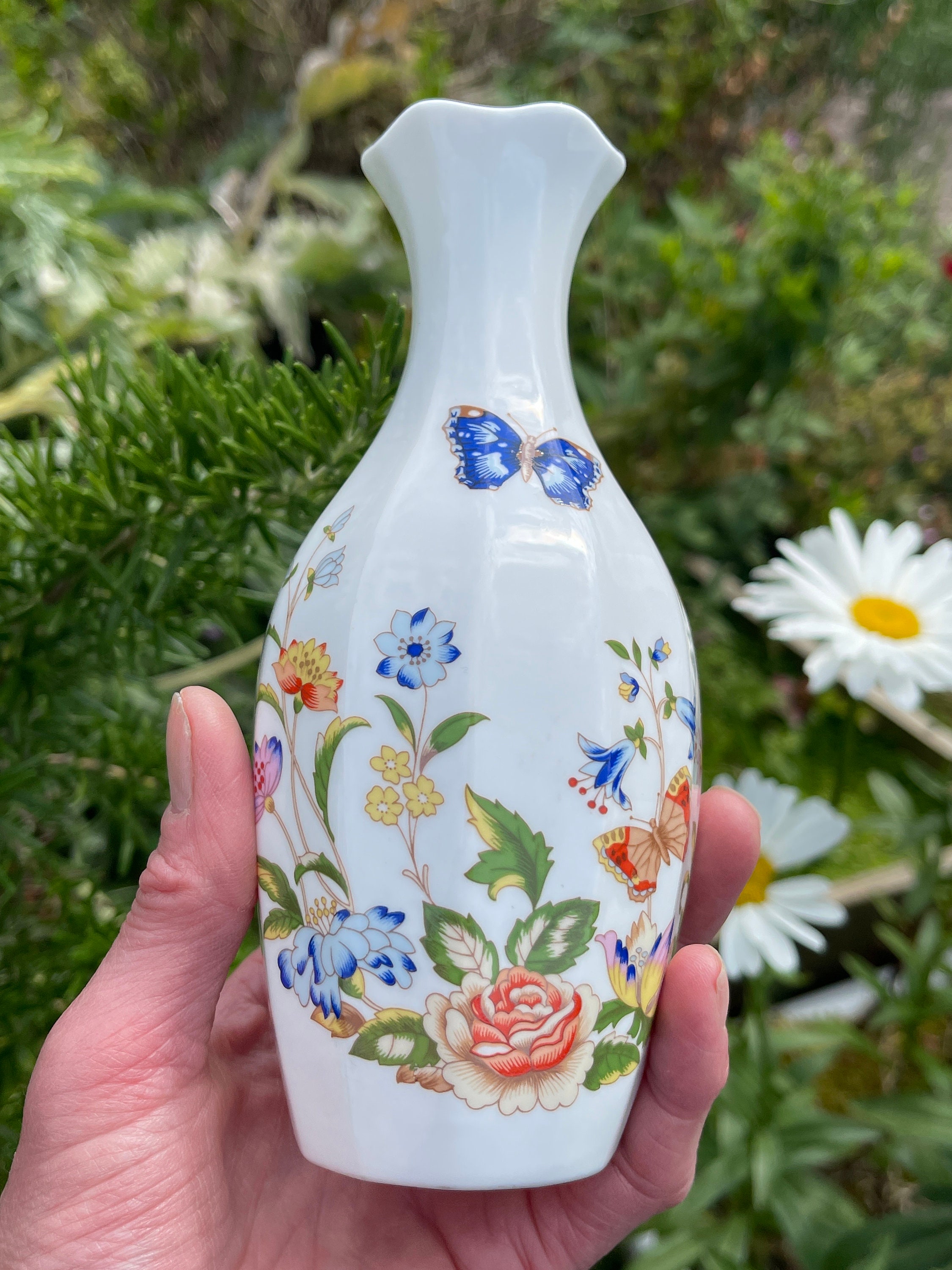 エインズレイのコテージガーデン花瓶。ヴィンテージのボーンチャイナ