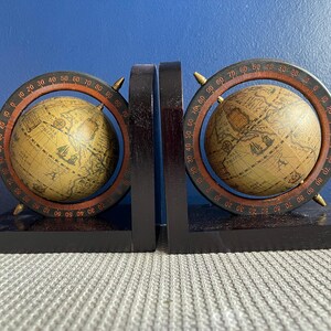 SPINNING WORLD GLOBE Buchstützen ~ Braunes Holz ~ 1980er Jahre Made in China ~ Alte Schul Retro Geographie Karten