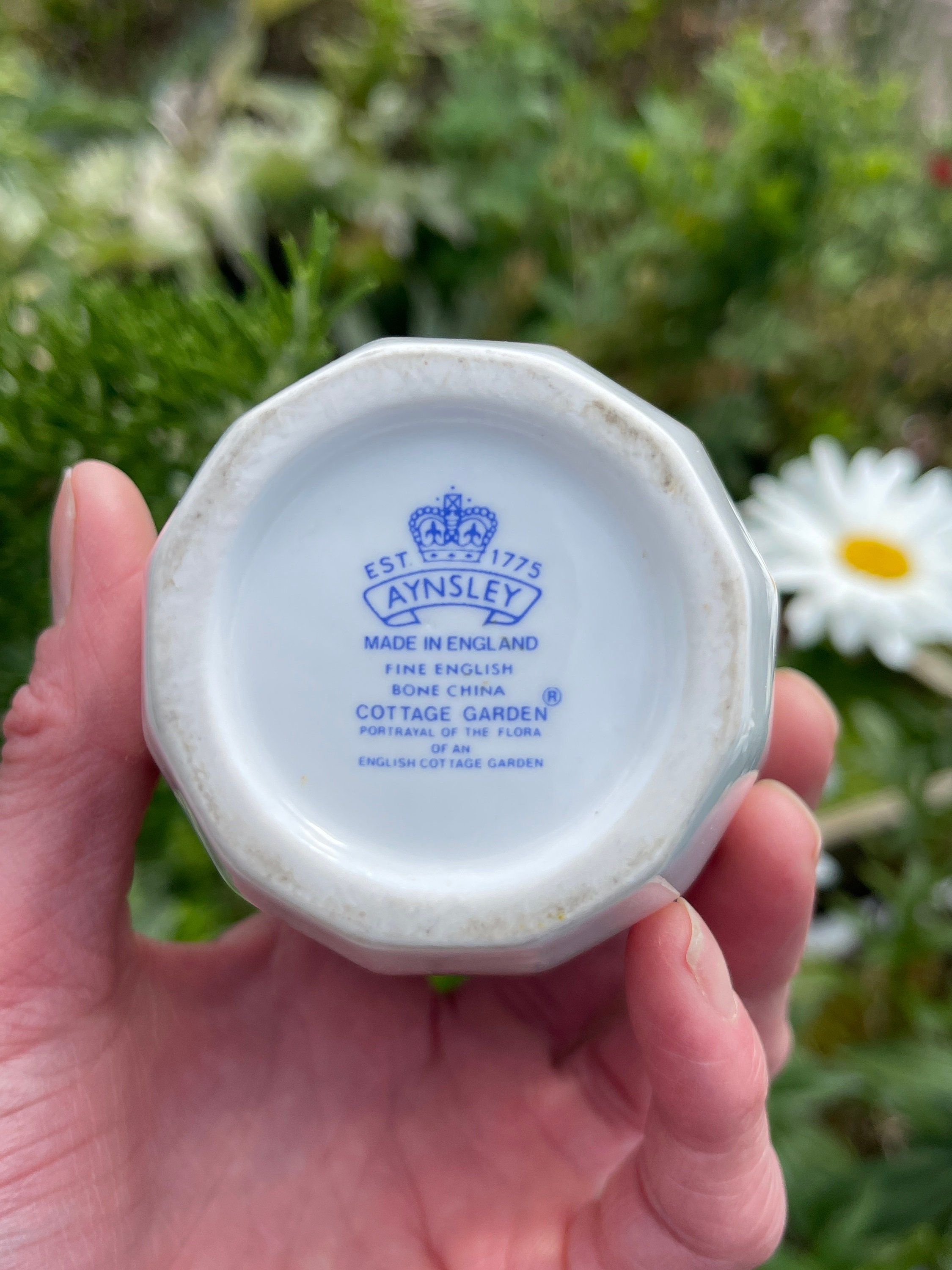 エインズレイのコテージガーデン花瓶。ヴィンテージのボーンチャイナ