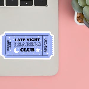 Late Night Readers Club Ticket Vinyl Aufkleber, Kindle Aufkleber, Bücherwurm, Aufkleber Zitat, Buchliebhaber Nettes Geschenk Holographisch wasserdicht