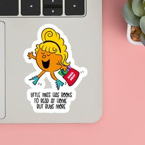 Adesivo in vinile divertente "Little Miss Reader", adesivo per Kindle, adesivi libreschi, citazione adesiva, regalo carino per amanti dei libri, olografico o trasparente, impermeabile.