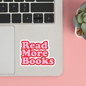 Przeczytaj więcej książek Zabawna naklejka winylowa, naklejka Kindle, naklejki książkowe, cytat z naklejki, słodki prezent dla miłośnika książek, holograficzny lub przezroczysty, wodoodporny