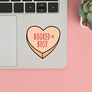 Rezerwowany i zajęty Zabawna naklejka winylowa, Naklejka Kindle, Naklejki książkowe, Cytat z naklejki, Miłośnik książek Uroczy prezent Holograficzny lub przezroczysty Wodoodporny