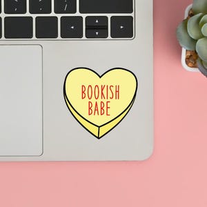 Bookish Babe Heart Funny Vinyl Sticker Kindle Naklejka, Naklejki Bookish, Cytat z naklejki, Miłośnik książek Uroczy prezent Holograficzny lub przezroczysty Wodoodporny