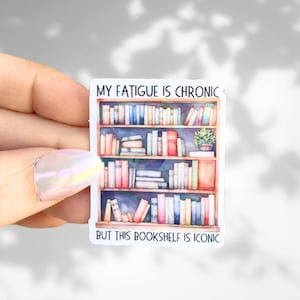 Trötthet är kronisk Bokhylla är ikonisk klistermärke, holografiskt Kindle Booktok-klistermärke, boklig merchandise, bookstagram mörk romantik smutsiga klistermärken