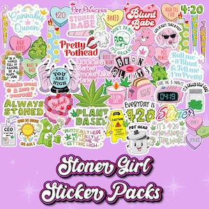 Puede incluir: Una colección de pegatinas coloridas con varios diseños y texto, incluyendo corazones, hojas de marihuana y personajes de dibujos animados. Las pegatinas presentan frases como "Stoner Babe", "4:20" y "Baked". También se muestran las palabras "Stoner Girl Sticker Packs".
