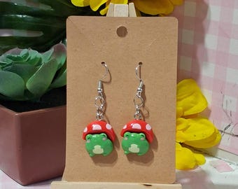 Pendientes de rana y seta: Joyería artesanal de arcilla polimérica estilo cottagecore.