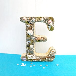 Maritimes Hochzeitsmonogramm E, Strandhochzeit, personalisiertes Babygeschenk, Muscheln Küstendekor, Sommerhochzeitsdekor