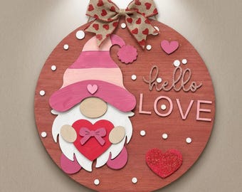 Colgante de puerta de gnomo de San Valentín cortado con láser, letrero de madera "Hola, amor"