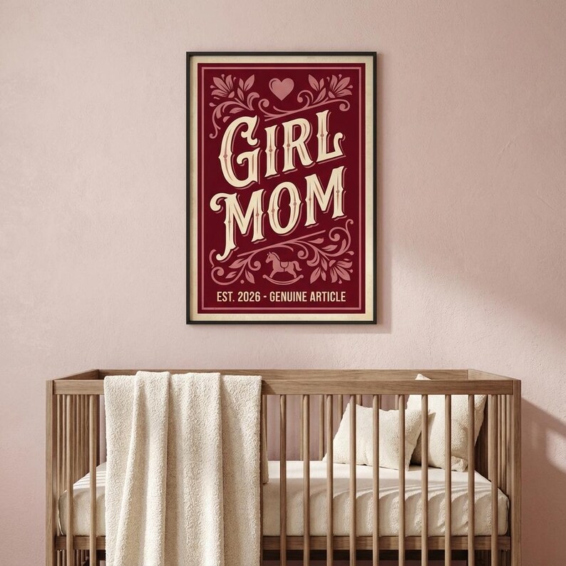 Puede incluir: Un estampado enmarcado con las palabras "GIRL MOM" en un estilo vintage, con elementos florales decorativos y una ilustraci&oacute;n de un caballito balanc&iacute;n. El estampado est&aacute; en un marco rojo oscuro e incluye el texto "EST. 2026 - GENUINE ARTICLE".