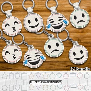 Puede incluir: Una colección de llaveros emoji con varias expresiones, incluyendo sonriendo, besando y llorando de risa. Cada llavero es redondo, con un fondo blanco y un borde cosido. La imagen también incluye una variedad de plantillas de formas de llaveros. El texto "IZIbundle" es visible.