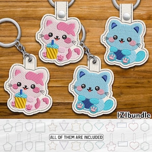 Puede incluir: Cuatro llaveros bordados con forma de gato, rosas y azules, cada uno con un diseño único. Los gatos rosas tienen lazos y beben de una taza amarilla. Los gatos azules sostienen un objeto azul. El texto "IZIbundle" es visible.