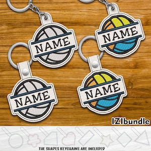 Può includere: Set di cinque design di portachiavi da pallavolo con una grafica di pallavolo bianca, blu e arancione. I portachiavi sono personalizzabili con il testo "NAME".
