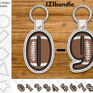 Puede incluir: Un conjunto de 10 llaveros con forma de balón de fútbol con los números del 0 al 9. Los llaveros son de color marrón y blanco con un diseño de fútbol cosido. El texto "IZLibundle" está en la parte superior de la imagen.