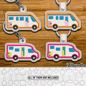 Può includere: Quattro portachiavi con disegni di camper ricamati in arancione e rosa, con accenti blu e gialli. Ogni portachiavi ha una catena argentata e un retro in pelle bianca. L'immagine include anche varie forme di contorno e il testo "IZIbundle".