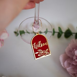 Kundenspezifische Weincharme, Hochzeitsweincharme, Goldweincharme, Weinglasanhänger, Hochzeitscharme Personalisieren Sie Weincharme Tabelle Namensschilder Platzkarte
