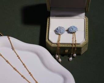 Elegantes pendientes de perlas con borlas y hortensias azules: accesorio/regalo boho chic atemporal para ella