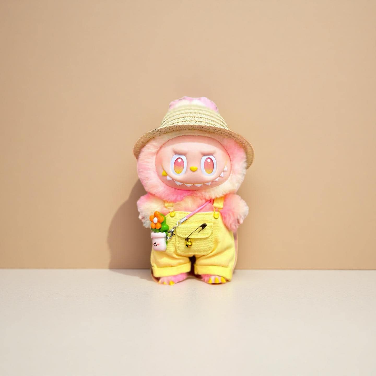 Conjunto de sombrero y mono de paja para muñeca hecho a mano: atuendo campestre