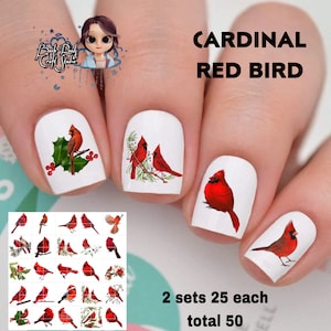 Op de afbeelding: Set van 50 rode kardinaal nagelstickers. De stickers tonen rode kardinalen met hulst en bessen. De stickers zijn gerangschikt op een vel met 25 stickers per vel. De tekst "CARDINAL RED BIRD" is op de afbeelding gedrukt. De tekst "2 sets 25 each total 50" is ook op de afbeelding gedrukt.