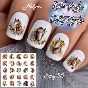 Set van 50 waterglijstickers met paardenmotief voor nail art + bonusstickers en instructies.