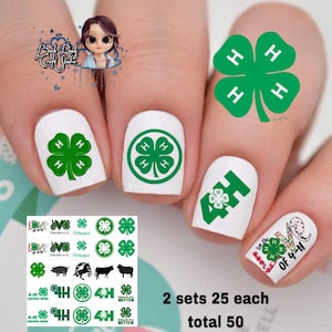 Puede incluir: Diseño de uñas con diseños de tréboles 4-H verdes sobre esmalte de uñas blanco. Los diseños incluyen el logotipo de 4-H, texto e imágenes de animales de granja. La imagen también muestra hojas de diseño de uñas adicionales.