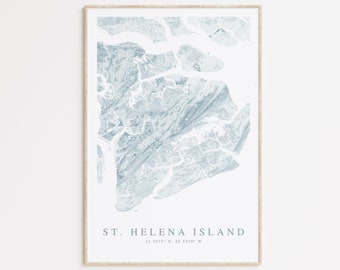Può includere: Una stampa ad acquerello blu e bianca dell'isola di Sant'Elena, con le coordinate 12.3972° N, 80.3350° W stampate sotto l'isola.