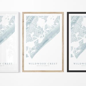 Puede incluir: Tres impresiones enmarcadas de un mapa azul y blanco de Wildwood Crest, Nueva Jersey. Los marcos son blancos, de madera natural y negros.