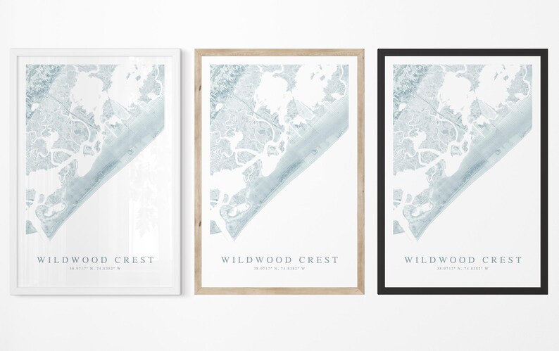 Puede incluir: Tres impresiones enmarcadas de un mapa azul y blanco de Wildwood Crest, Nueva Jersey. Los marcos son blancos, de madera natural y negros.