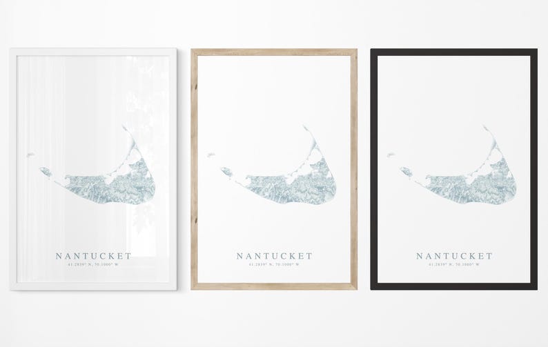 K&ouml;nnte beinhalten: Drei gerahmte Drucke einer stilisierten Karte der Insel Nantucket, Massachusetts. Jeder Druck hat einen wei&szlig;en Hintergrund und eine blaue Umrandung der Insel. Der Text "NANTUCKET" und die Koordinaten der Insel sind unter der Karte gedruckt. Die Rahmen sind wei&szlig;, aus Naturholz und schwarz.