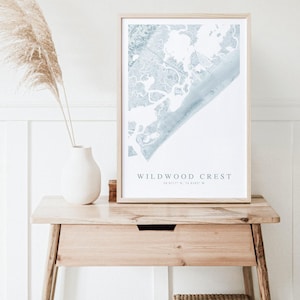 Puede incluir: Una impresi&oacute;n enmarcada de un mapa de Wildwood Crest, Nueva Jersey. El mapa est&aacute; en tonos de azul y blanco, y el texto "Wildwood Crest" est&aacute; impreso debajo del mapa.