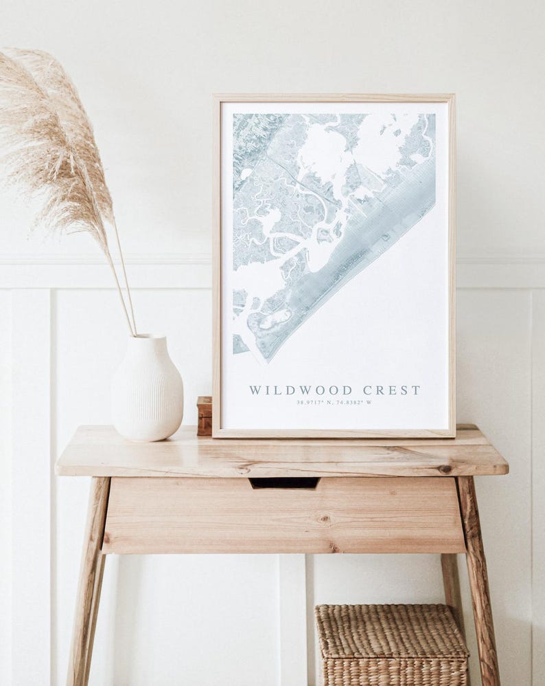 Puede incluir: Una impresi&oacute;n enmarcada de un mapa de Wildwood Crest, Nueva Jersey. El mapa est&aacute; en tonos de azul y blanco, y el texto "Wildwood Crest" est&aacute; impreso debajo del mapa.