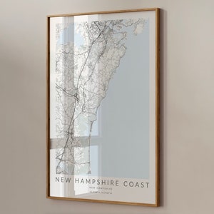 K&ouml;nnte beinhalten: Ein gerahmter Kartenabdruck der K&uuml;ste von New Hampshire mit hellblauem Hintergrund und schwarzen Linien, die Stra&szlig;en und Wasserwege darstellen. Der Text "NEW HAMPSHIRE COAST" ist unten auf der Karte gedruckt.
