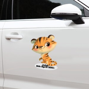 Personalizowane naklejki na samochód z okazji narodzin dziecka - naklejki magnetyczne - urocze zwierzątko (wersja 5)