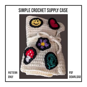 Peut inclure: Trousse de fournitures de crochet crème avec fermeture à cordon, ornée d'écussons brodés colorés : un smiley, un cœur, une fleur, un champignon et un visage vert. Le texte "SIMPLE CROCHET SUPPLY CASE" est en haut, avec "PATTERN ONLY" et "PDF DOWNLOAD" sur les côtés.