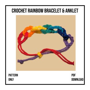 Könnte beinhalten: Ein gehäkeltes Regenbogen-Armband und Fußkettchen. Das Armband besteht aus roter, orangefarbener, gelber, grüner, blauer und violetter Wolle. Der Text "CROCHET RAINBOW BRACELET & ANKLET" steht oben. Die Texte "PATTERN ONLY" und "PDF DOWNLOAD" stehen unten.