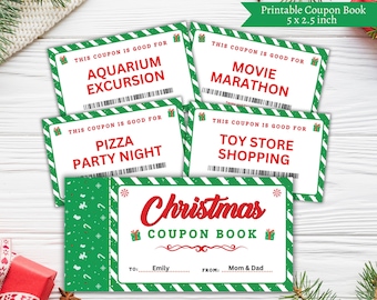 Może przedstawiać: Drukowana książeczka kuponów świątecznych w zielono-białe paski. Książeczka ma czerwony tytuł "Christmas Coupon Book". Kupony są na takie aktywności jak maraton filmowy, wycieczkę do akwarium, wieczór z pizzą i zakupy w sklepie z zabawkami.