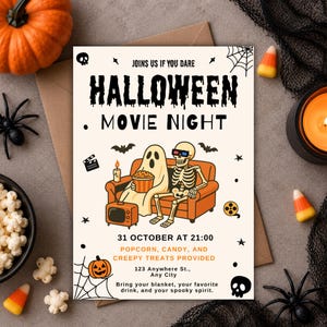 以下が含まれることがあります： オレンジ色のソファに座る幽霊と骸骨が描かれたハロウィーン映画鑑賞会の招待状。JOINS US IF YOU DARE HALLOWEEN MOVIE NIGHT, 31 OCTOBER AT 21:00, POPCORN, CANDY, AND CREEPY TREATS PROVIDED, 123 Anywhere St., Any Cityというテキストが記載されています。