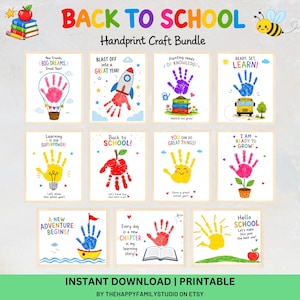 Op de afbeelding: Een Back to School handafdruk knutselpakket met tien printbare kaarten voorzien van kleurrijke illustraties en tekst. Elke kaart toont een uniek handafdrukontwerp geïntegreerd in thema's zoals raketten, schoolbussen, luchtballonnen en bloemen.