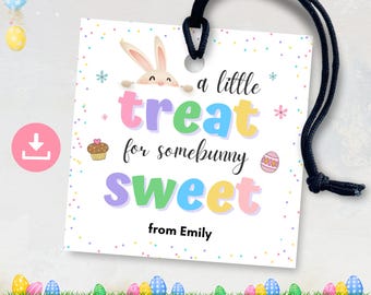 Könnte beinhalten: Ein druckbarer Ostergeschenkanhänger mit einem Cartoon-Hasen, der über den Rand schaut. Der Anhänger ist weiß mit bunten Konfetti und dem Text "a little treat for somebunny sweet from Emily".