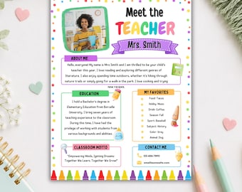 Puede incluir: Una plantilla de folleto Meet the Teacher con la foto de un docente, secciones para About Me, Education, My Favorites y Classroom Motto, decorada con puntos coloridos e ilustraciones de crayones, con texto que incluye Mrs. Smith.