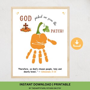 Peut inclure: Impression encadrée avec un motif de citrouille en forme d'empreinte de main. Le texte dit "GOD picked me from the PATCH!". Comprend un verset biblique. Cadre en bois clair. Idéal pour la décoration d'automne.