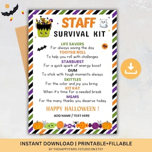 以下が含まれることがあります： 「STAFF SURVIVAL KIT」の文字が入ったハロウィーンをテーマにした印刷可能なデザイン。 Life Savers、Starburst、Kit Katなどのスイーツのリストが含まれています。オレンジ、紫、緑のアクセントとハロウィーンのグラフィックが特徴です。