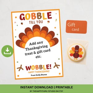Puede incluir: Cartel imprimible con temática de Acción de Gracias con el texto "GOBBLE TILL YOU WOBBLE!" y un gráfico de pavo. Incluye una tarjeta de regalo y una galleta con forma de pavo. El cartel es naranja, marrón y blanco.