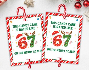Può includere: Due biglietti stampabili a tema natalizio con accenti di bastoncini di zucchero. Ogni biglietto presenta il testo "THIS CANDY CANE IS RATED LIKE 67 ON THE MERRY SCALE!" in un design festivo con un cappello di Babbo Natale e corna di renna.