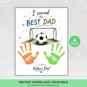 Może przedstawiać: Projekt kartki do druku z bramką i piłką nożną oraz napisem I scored the BEST DAD i Happy Father's Day. Projekt zawiera pomarańczowy odcisk dłoni po lewej stronie i zielony odcisk dłoni po prawej stronie, ozdobiony małymi serduszkami i gwiazdkami.
