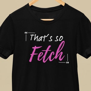Może przedstawiać: Czarny T-shirt z białym tekstem, który brzmi "That's so Fetch" w kolorze różowym.